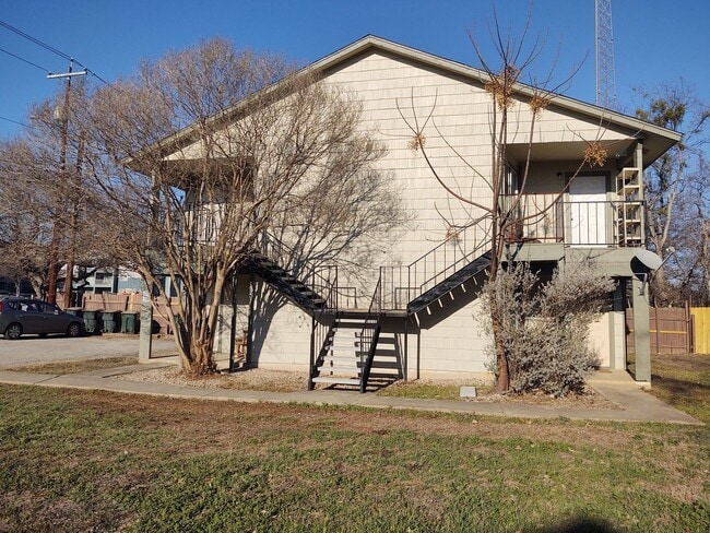 Building Photo - 1644 Post Rd Unit #3