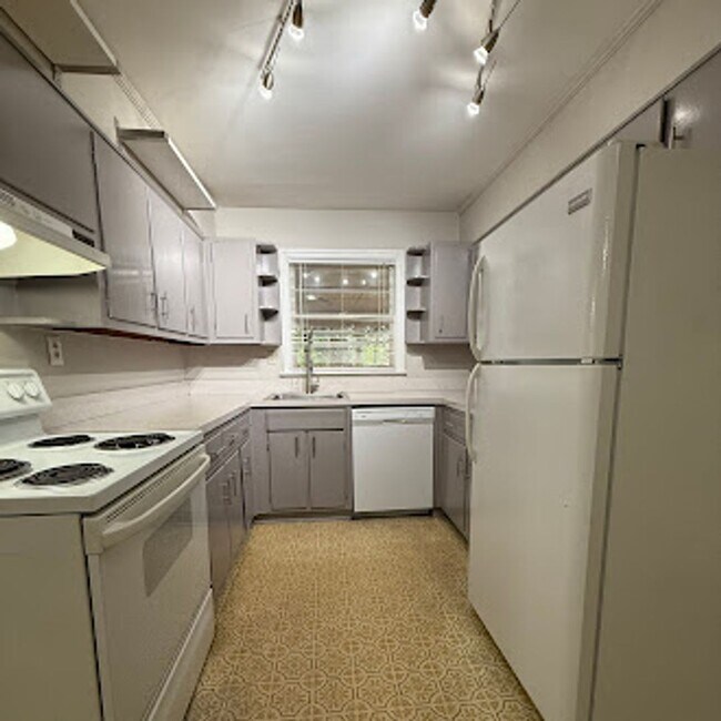 Photo - 3 bed 1.5 Bath in Decatur!