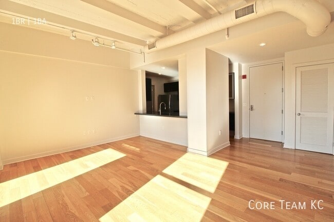 Building Photo - 217 W Pershing Rd Unit 711