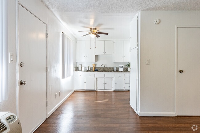1BR, 1BA - 735SF - Dining Room