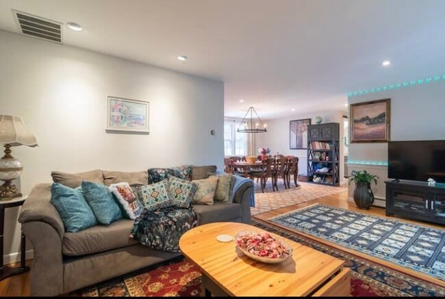 Building Photo - 76 Bay Rd