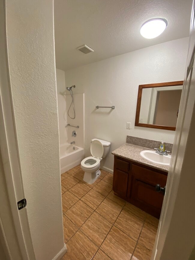 Baño completo con ducha - 8130 Heather Ave