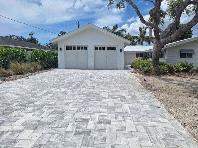 Building Photo - 1833 Pandora Dr Rental