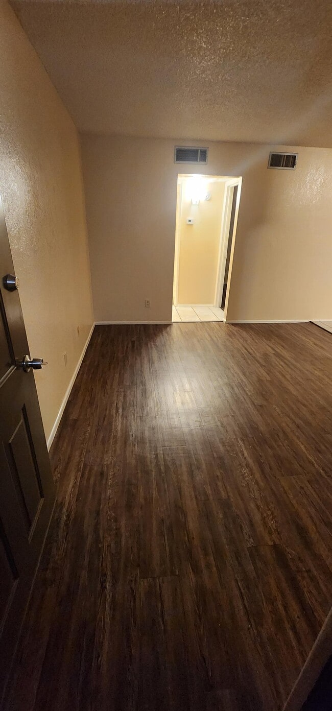 Photo - 2843 E 17th St Unidad 13