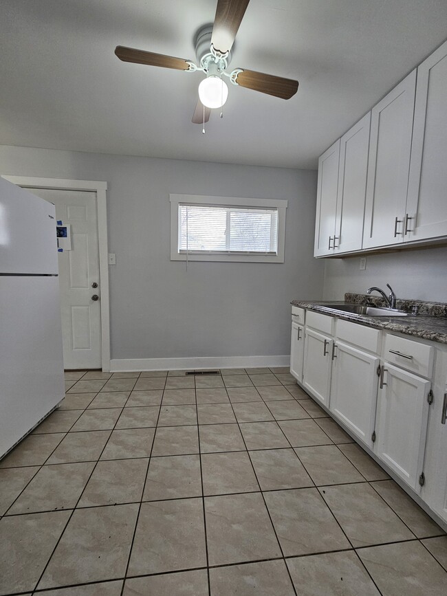 Photo - 2900 Central Dr