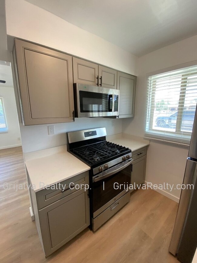 Photo - 4541 E 18th St Unidad 4541