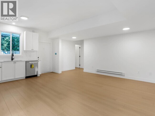 Photo - 3553 Monson Cres