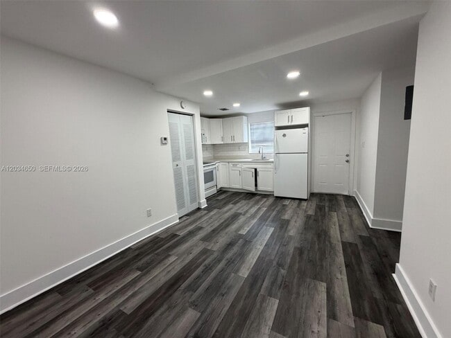 Building Photo - 2025 NW 72nd St Unit 2