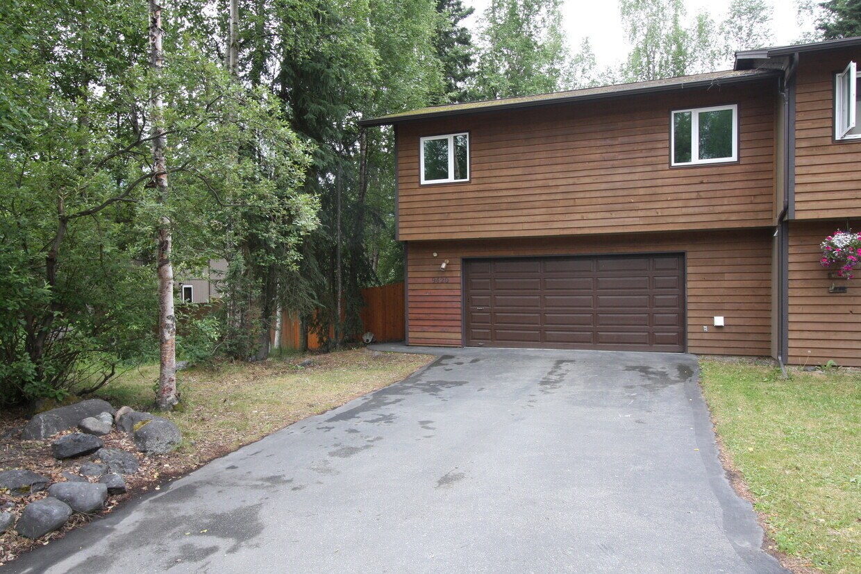 3 Bedroom Townhome in Eagle River w/ Fence... - 3 Bedroom Townhome in Eagle River w/ Fence...