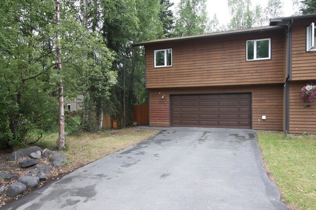 3 Bedroom Townhome in Eagle River w/ Fence... - 3 Bedroom Townhome in Eagle River w/ Fence...