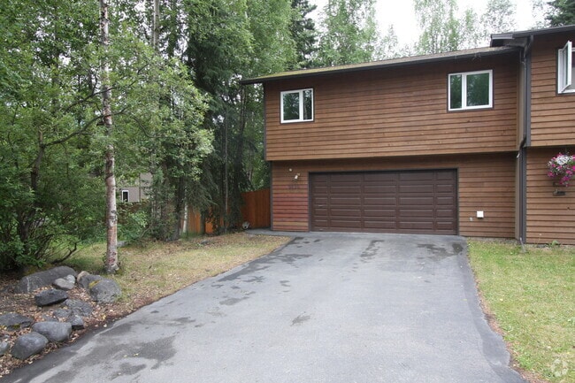 Building Photo - 3 Bedroom Townhome in Eagle River w/ Fence...
