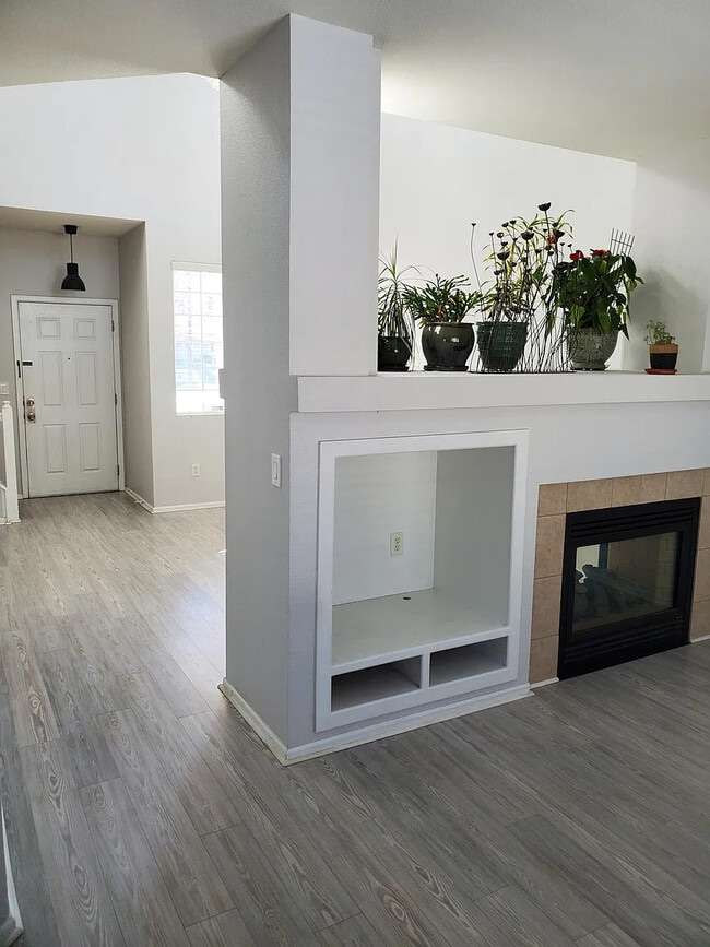 Desde la sala familiar hasta la puerta principal - 19443 E 59th Ave