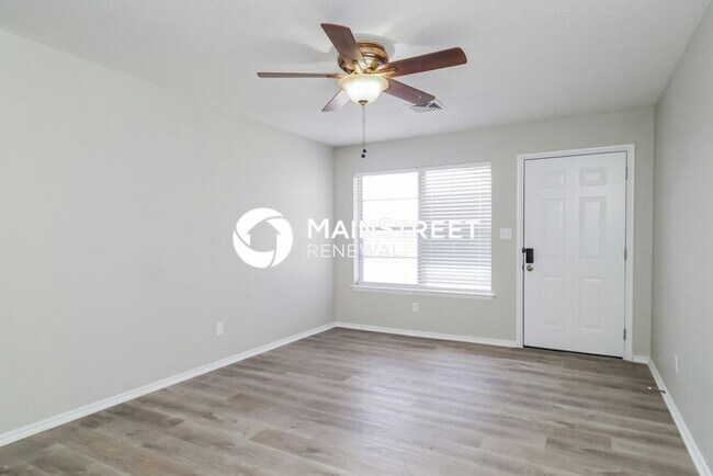 Photo - 3 Bedroom Pet-Friendly Home in Oklahoma City, OK with Main Street Renewal