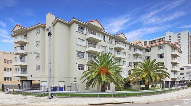 Building Photo - 2600 Collins Ave Unit 405 Rental
