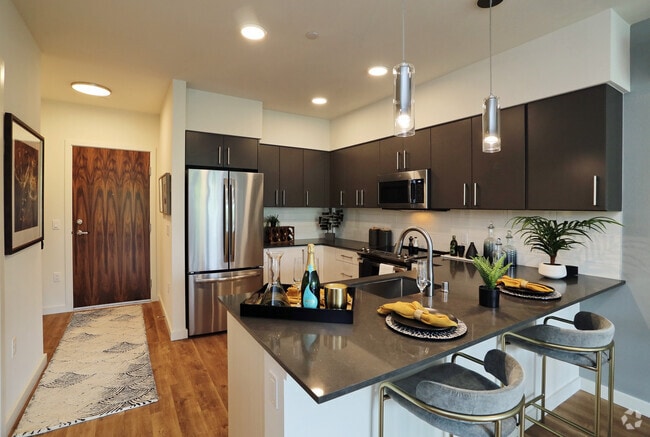 1BR, 1BA - 792 SF