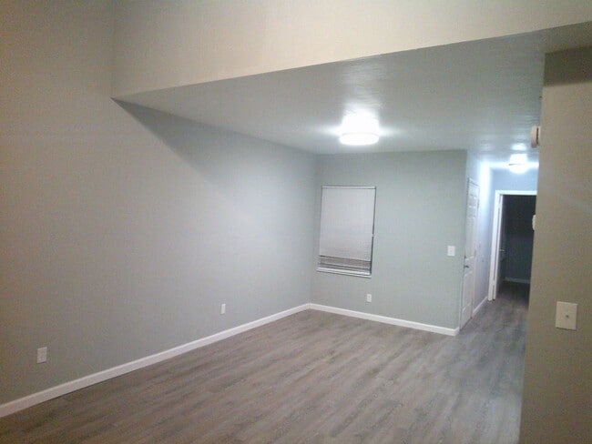 Building Photo - Townhomes 2 beds with den.  MOVE IN TODAY