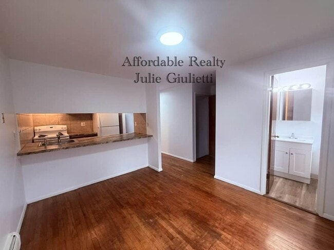 Photo - Tomshir Apartments