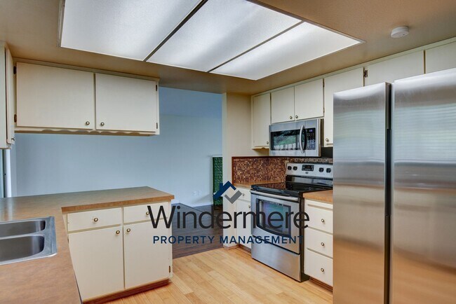 Photo - 3-bedroom, 2.5-bathroom With Private Beach Access