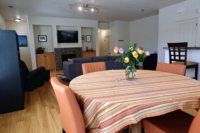 Building Photo - 618 NE Garswood Ln Unit 618