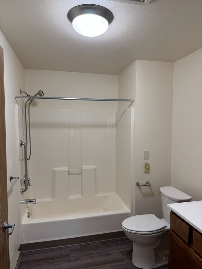 Bathroom 2 Bed 1 bath-tub/shower