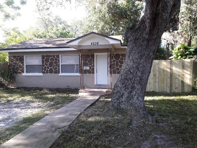 Building Photo - 4 Bedroom 2 Bath w Fenced Yard