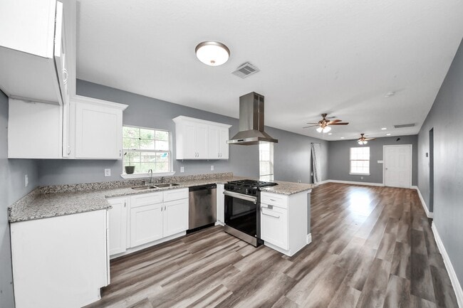 Photo - 221 3rd St N