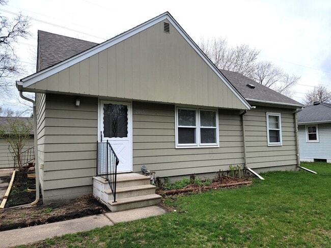 Building Photo - 2005 Longview- New Brighton Prime Location Rental