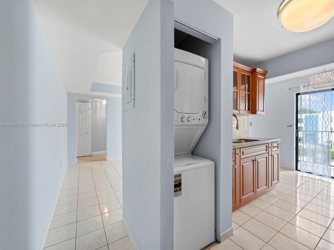 Building Photo - 1820 W 53rd St Unit 319 Rental