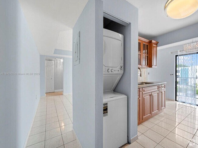 Building Photo - 1820 W 53rd St Unit 319 Rental