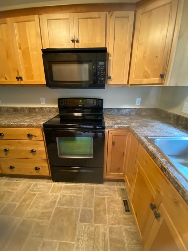 Photo - 903 13th St W