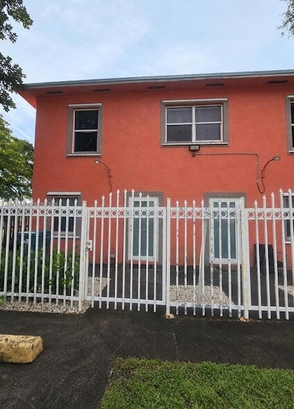 2756 NW 46th St Unit 101