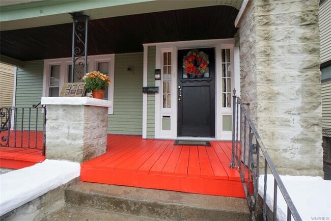 porche delantero - 366 E Ferry St Unidad UPR