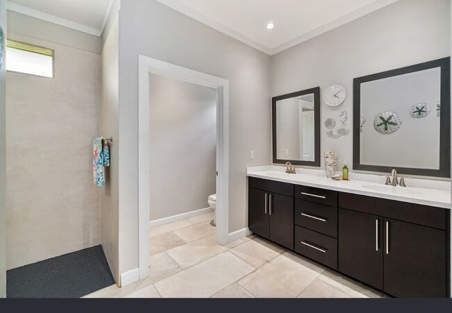 Photo - 271 12th Ave NE