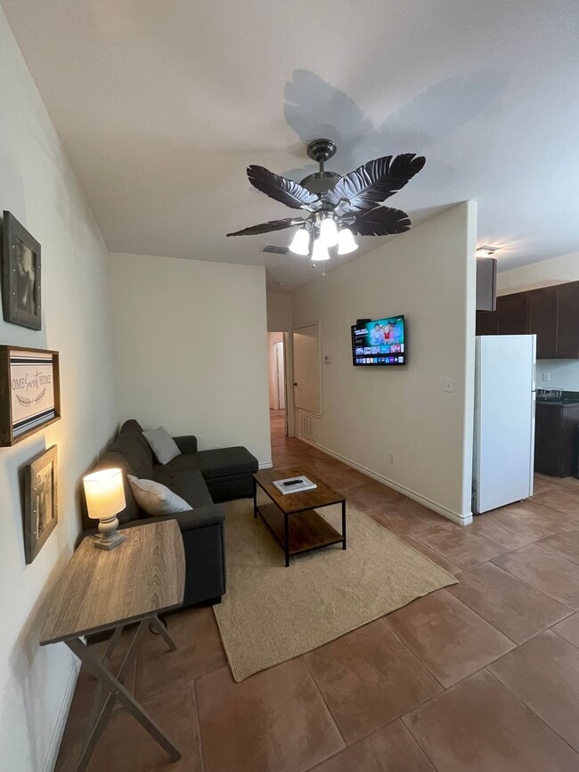 Building Photo - 1 bedroom /1 bathroom Unit Blackberry Apartments - 8