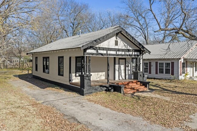 Building Photo - 213 6th Ave NW