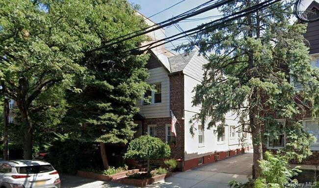 Building Photo - 68-09 Alderton St Unit 2nd Fl