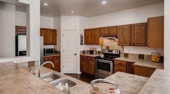 6 month lease available! D20 5bdrm Home on... - 6 month lease available! D20 5bdrm Home on...