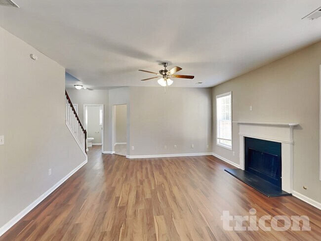 Photo - 960 Maple Leaf Dr