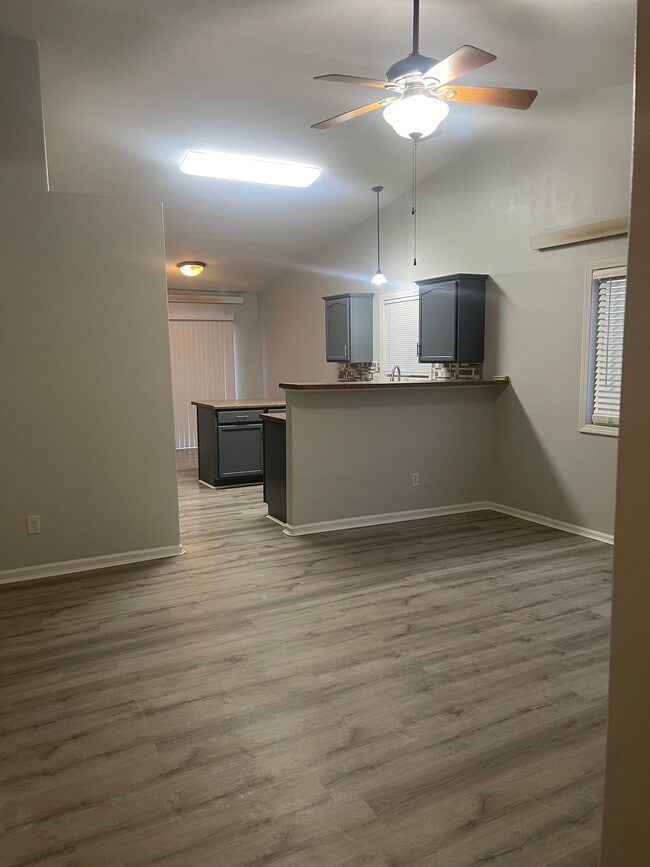 Photo - 1351 E Oakland St