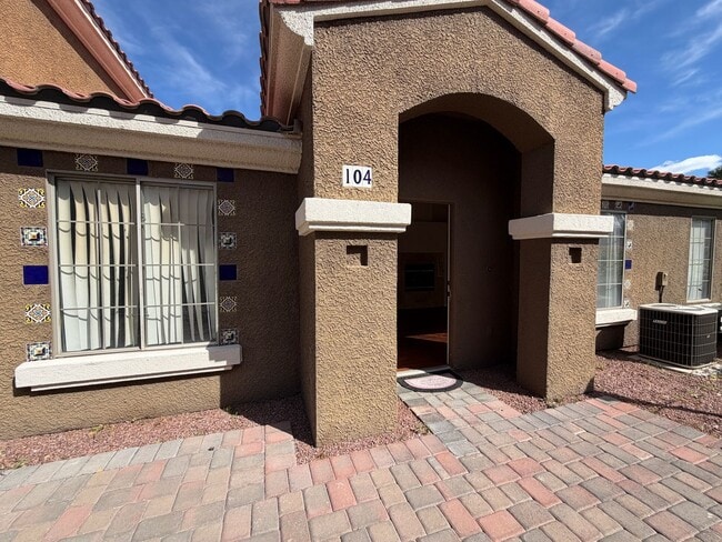 Building Photo - Gorgeous 2 bedroom townhouse Ready for immedate move-in!