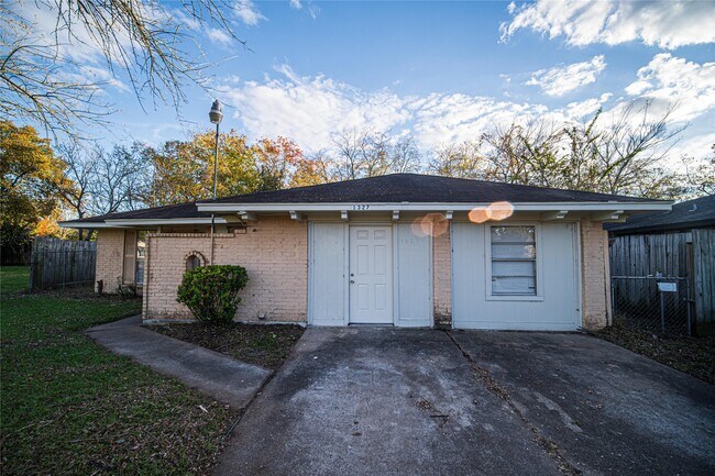 Building Photo - 1327 Diplomat Way