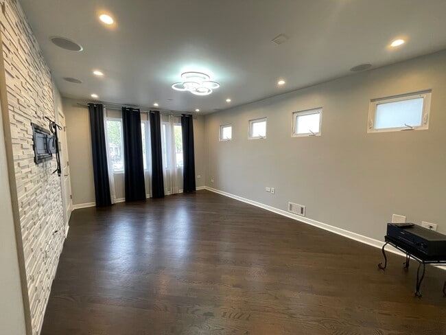 Photo - 3230 N Elston Ave