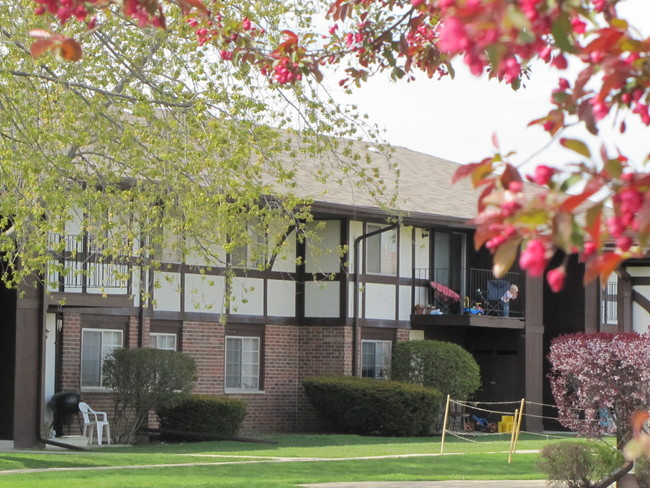 Tudor Crest Apartments - Tudor Crest Apartments