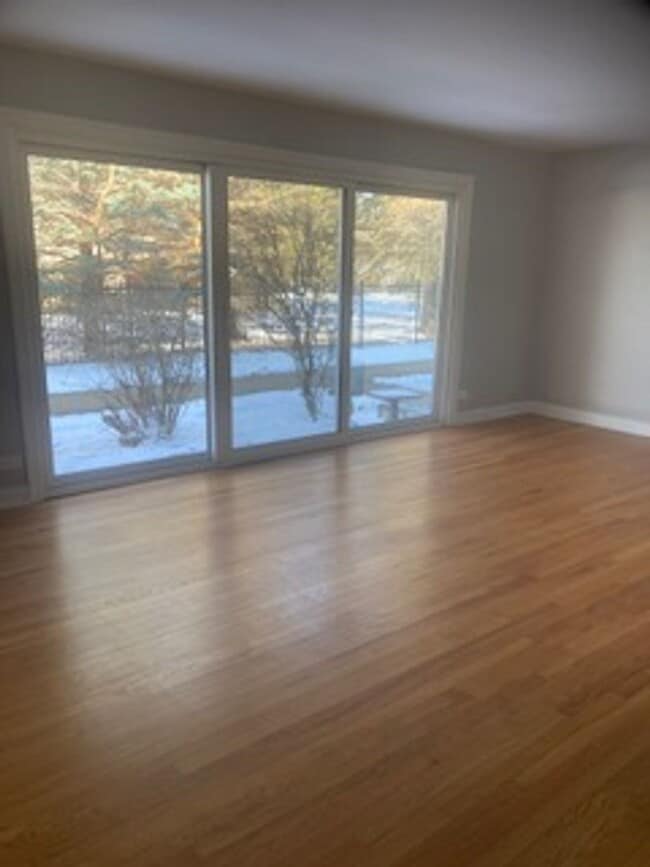 Building Photo - Richmond Apartments LLC Unit 102 W