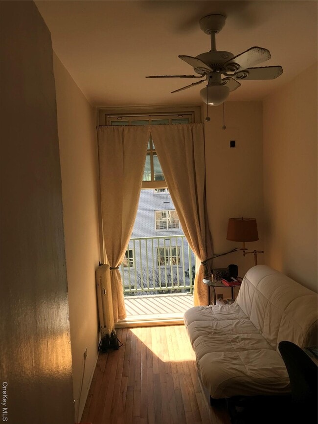 Photo - 517 E 77th St