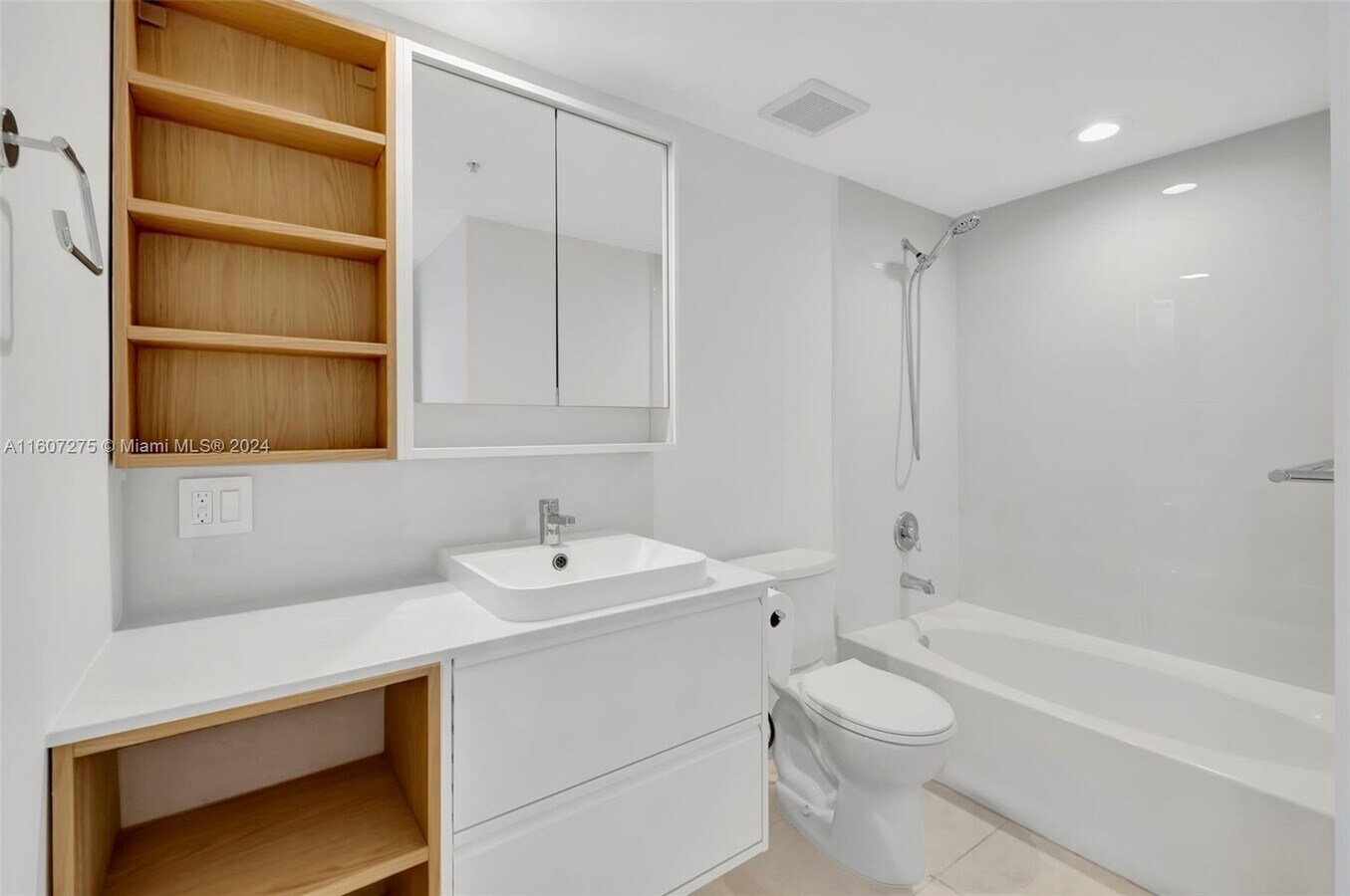 new bathroom - 2000 N Bayshore Dr Unidad 312