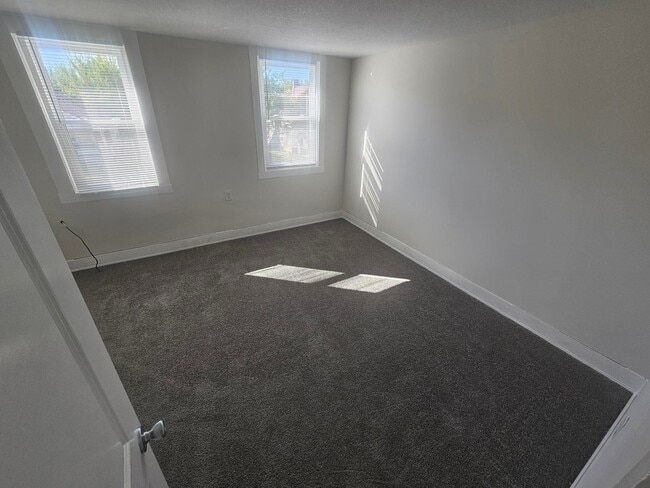 Photo - 915 E Albert St