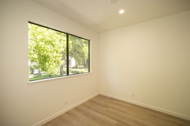 Photo - Completely Remodeled 2 Bed, 2 Bath Condo in Desirable Greenhouse Complex!