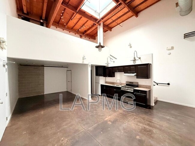 Building Photo - 1734 N Main St