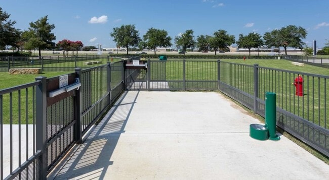 Building Photo - 19101 Town Ridge Ln Unit 5302